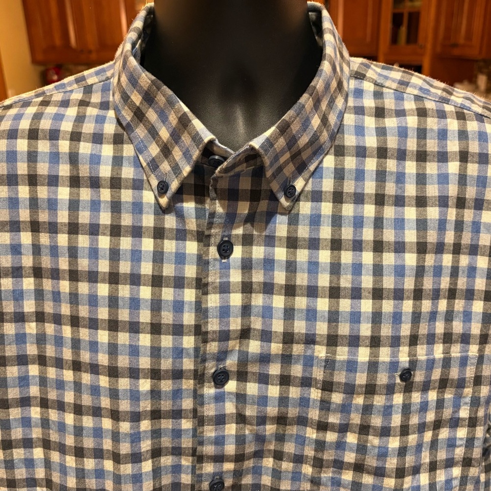 johnnie-O “Hangin out” Casual Button Down Shirt. Blue plaid‎ w/logo